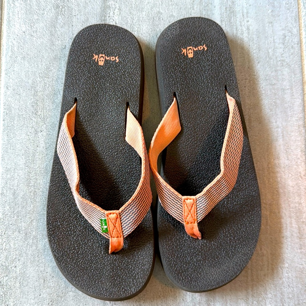 Sanuk orange flip flop sandals women's size 7